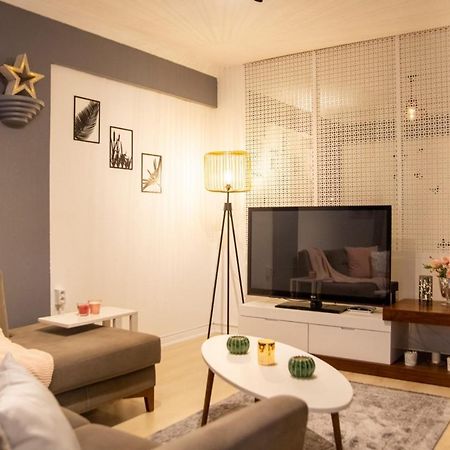 Amazing Flat Near The Coast With A Delightful Shared Terrace Close To Public Transportation In Karsiyaka Izmir Exterior foto
